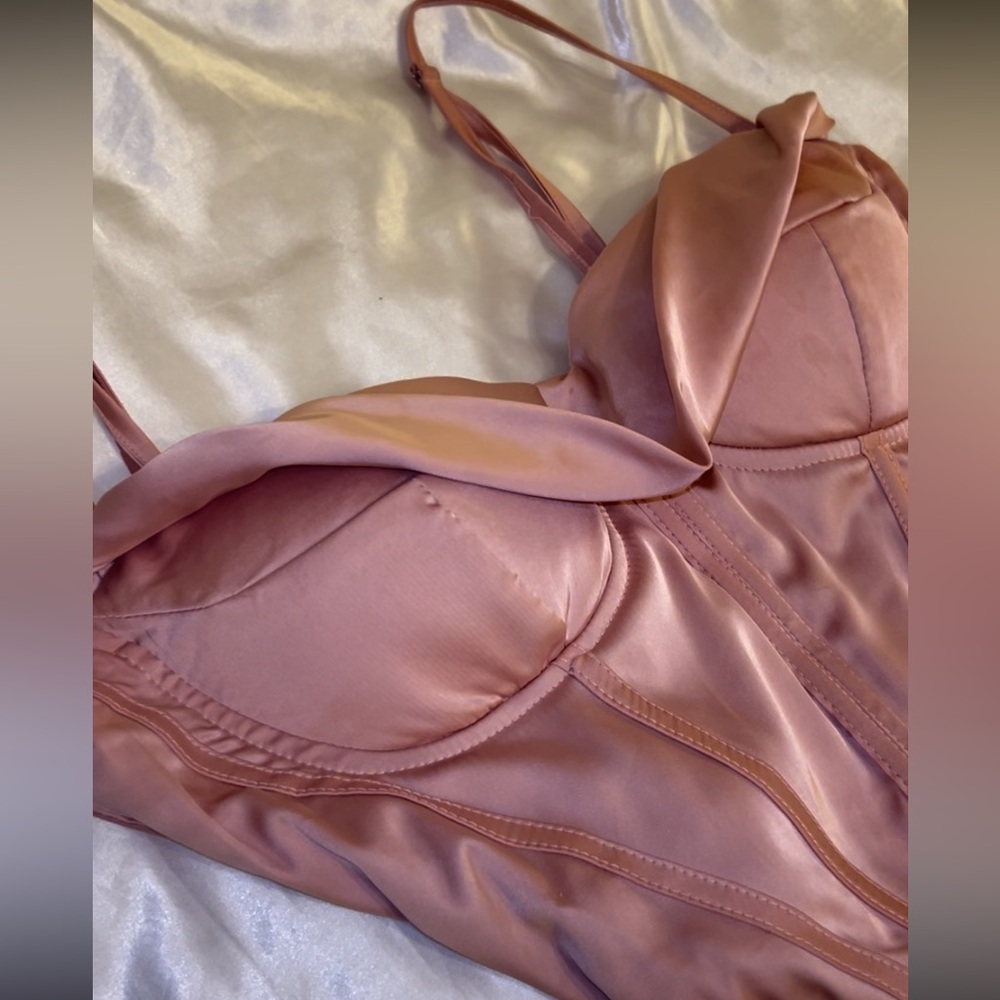 𝒫𝓇ℯ𝓉𝓉𝓎 𝓅𝒾𝓃𝓀 𝓈𝒶𝓉𝒾𝓃 𝒸ℴ𝓇𝓈ℯ𝓉 𝓉ℴ𝓅💕 - Picture 2 of 4